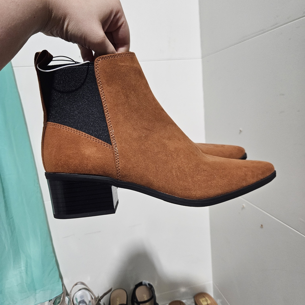 Women's Suede Chelsea Ankle Bootie in Cognac Brown Unbranded Nwot Size 8.5